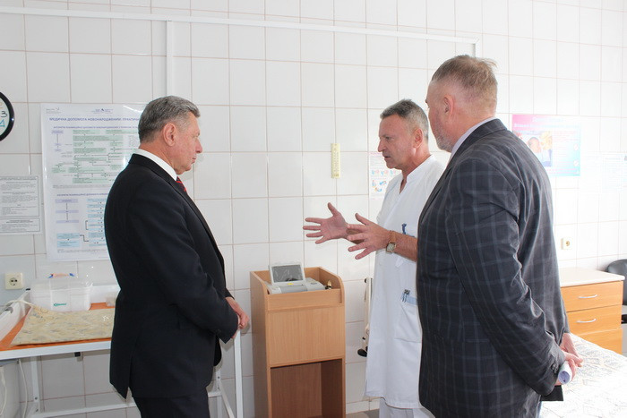 Міський голова Микола Романюк оглянув приміщення Луцького клінічного пологового будинку