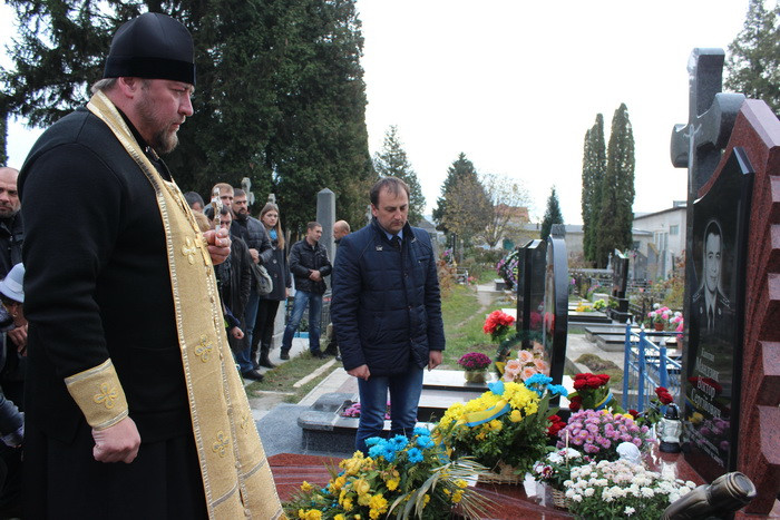 На могилі Героя України Віктора Мандзика освятили пам'ятник