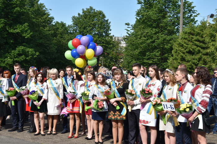 У школах Луцька пролунав останній дзвінок