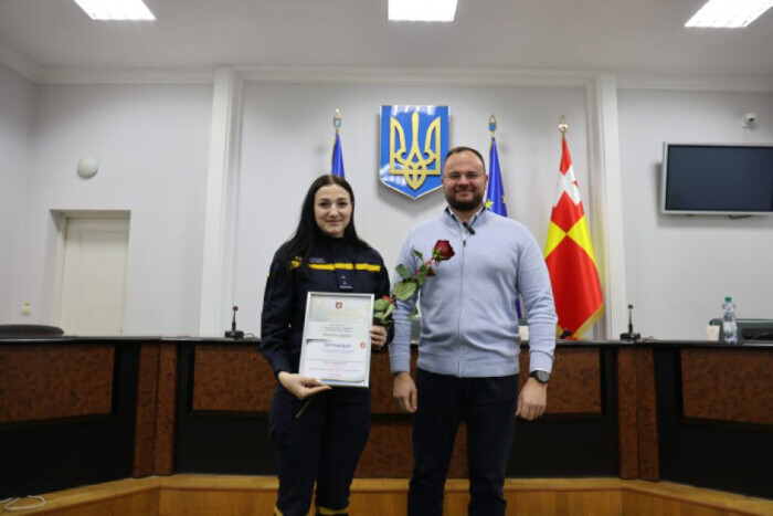 Міський голова вручив рятувальникам, які ліквідовували пожежу внаслідок ворожого обстрілу, подяки та грошові сертифікати