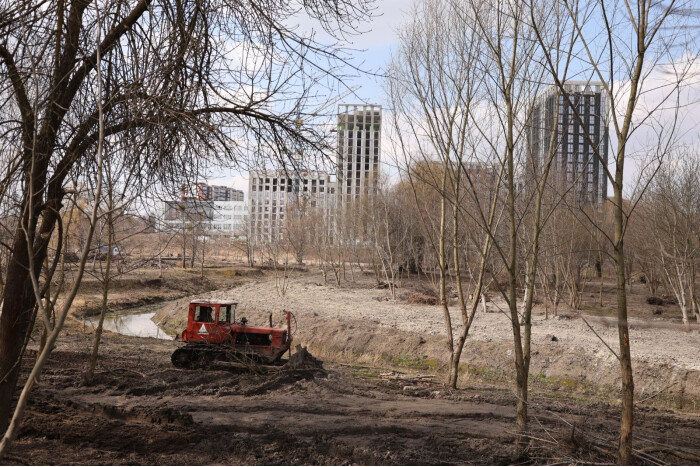 Міський голова Ігор Поліщук оглянув хід робіт нового лугопарку, що на вулиці Набережній
