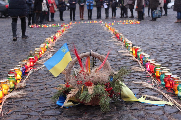 У Луцьку мерехтінням вогників свічок поминали безневинно убієнних жертв Голодоморів