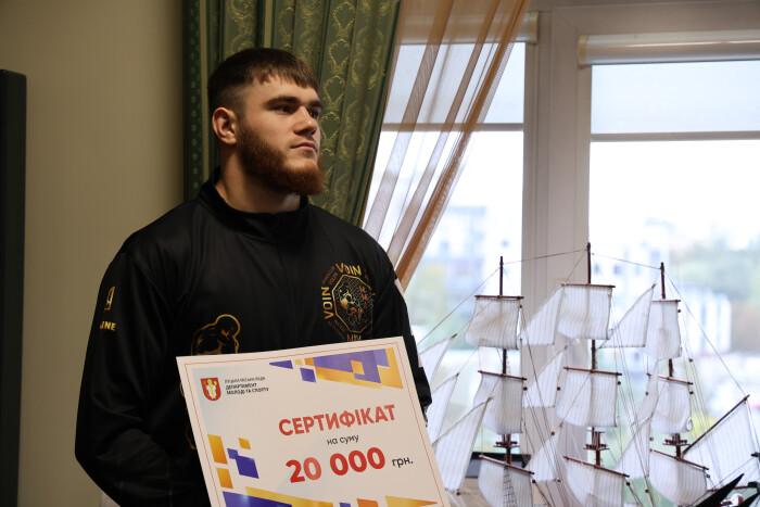 Міський голова Ігор Поліщук вручив грошові сертифікати переможцям чемпіонату світу Івану Поремчуку та чемпіонату Європи Оксані Матрунчик  