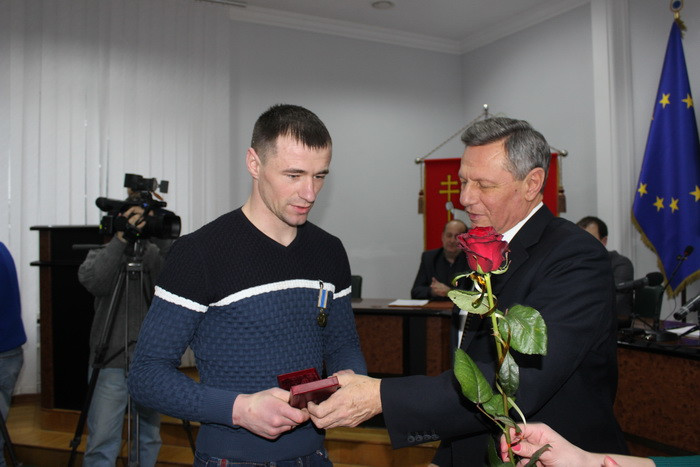 Міський голова Микола Романюк розпочав нараду із вручення відзнак