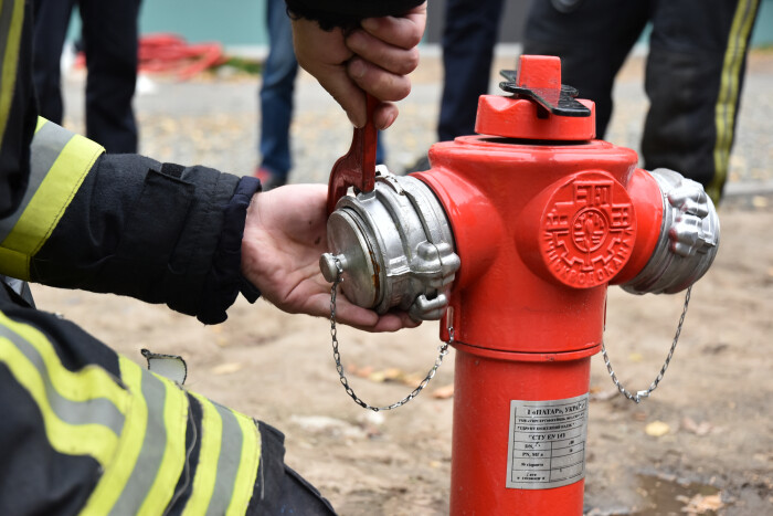 Луцькі пожежні  випробували нові гідранти європейського зразка, що встановлені на проспекті Волі