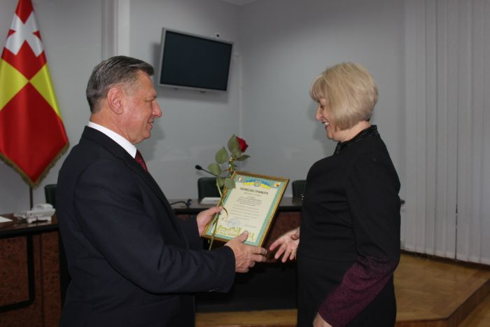 Міський голова Микола Романюк вручив трьом лучанкам відзнаки «Мати – героїня»