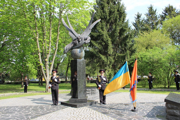 Лучани та представники влади поклали квіти до пам’ятного знаку «Жертвам Чорнобиля»