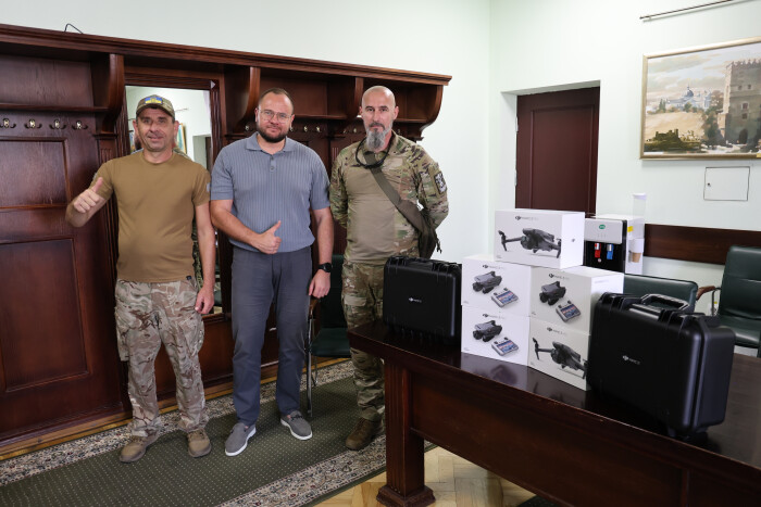 Луцький міський голова Ігор Поліщук передав військовим чергову партію квадрокоптерів