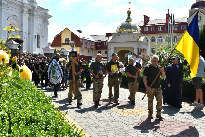 У Луцьку провели в останню дорогу двох захисників України — Антона Токарчука та Владислава Кузьміна