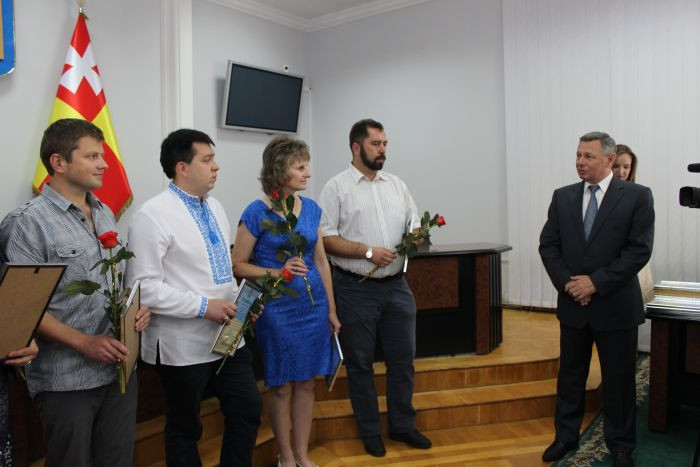 Оперативна нарада у міській раді розпочалася з вручення Почесних грамот та Подяк міського голови