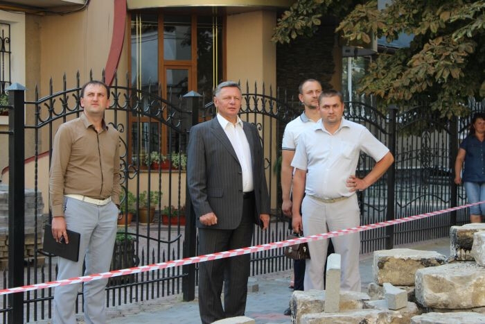 Міський голова Микола Романюк ознайомився з ходом ремонтних робіт на вулиці Крилова