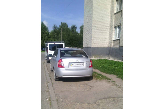 Лучани продовжують порушувати правила паркування