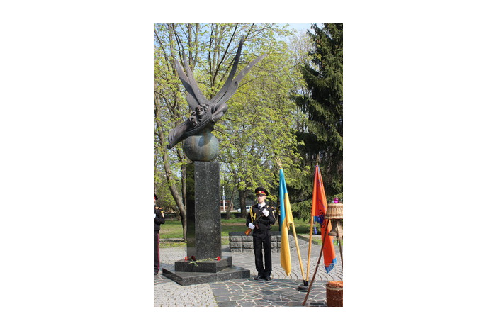 Лучани та представники влади поклали квіти до пам’ятного знаку «Жертвам Чорнобиля»