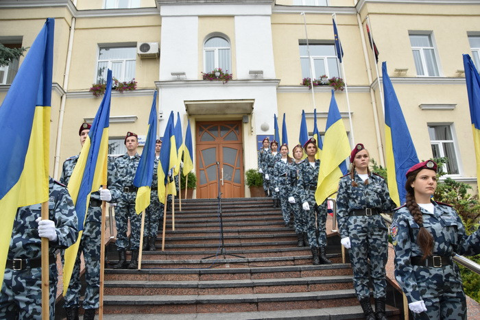 Біля міської ради відбулася урочиста церемонія підняття Державного Прапора України