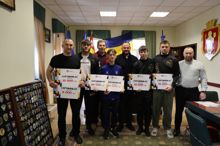 Ігор Поліщук вручив спортсменам-чемпіонам грошові сертифікати