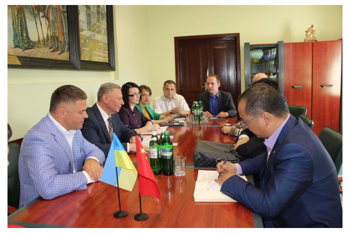 Відбулася зустріч міського голови Миколи Романюка з представниками компанії «Jinhu Color Powder Coating Co» Ltl. з Китайської Народної Республіки
