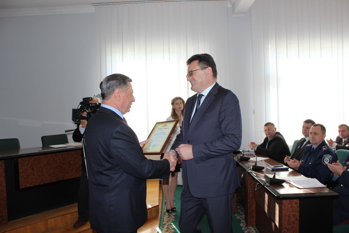 Оперативну нараду міський голова Микола Романюк розпочав із вручення нагород