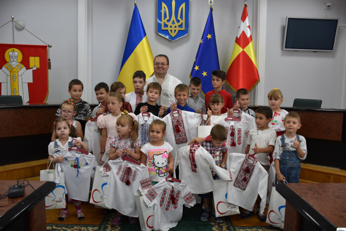 Григорій Пустовіт вручив вишиванки дітям сиротам та дітям, позбавленим батьківського піклування 