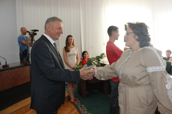 Міський голова Микола Романюк на оперативній нараді вручив лучанам відзнаки
