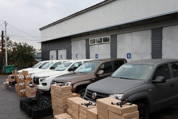 П’ять автомобілів та військове спорядження на загальну суму близько 20-ти мільйонів гривень повезли на фронт міський голова Ігор Поліщук та депутати 