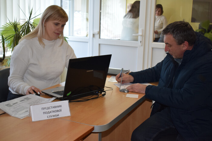У Луцькому ЦНАПі консультують податківці