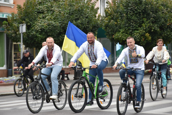  Велосипеди, вишиванки, прапори – у Луцьку відбувся традиційний велопробіг до Дня міста 