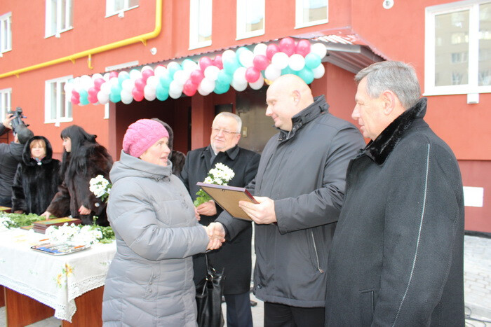 У Луцьку Міністр регіонального розвитку, будівництва та ЖКГ України Геннадій Темник вручив ключі від квартир у новобудові
