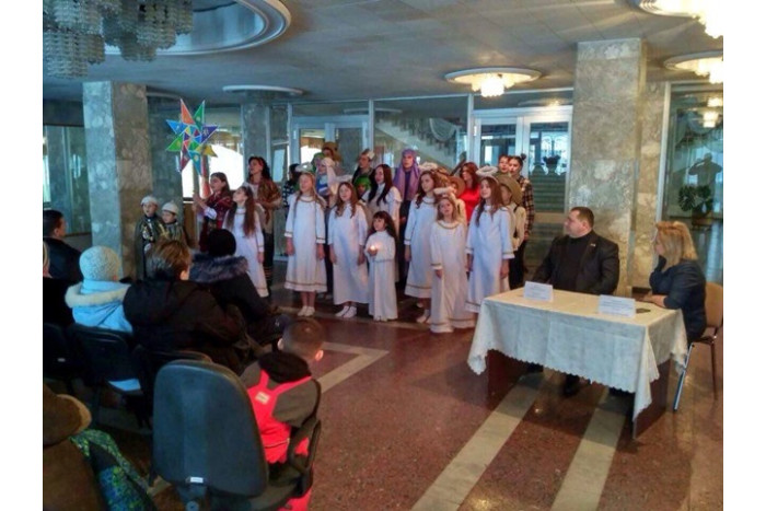 Сім'ї, які опинилися в складних життєвих обставинах привітали з новорічно - різдвяними святами та вручили продуктові набори