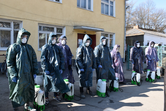 У Луцьку проводять дезінфекцію під'їздів багатоквартирних будинків