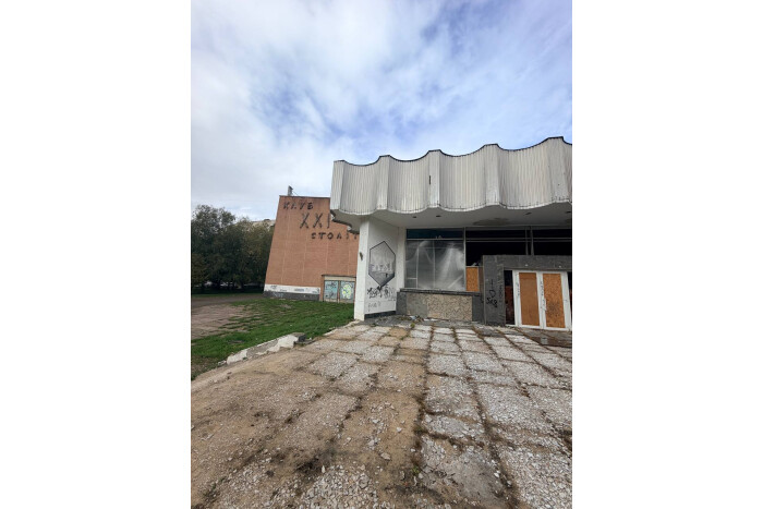 Занедбана будівля колишнього клубу &laquo;21 століття&raquo; у Луцьку: необхідно терміново обмежити доступ