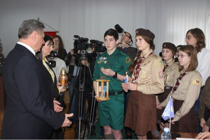Пластуни передали Вифлеємський вогонь Миру міському голові Миколі Романюку та секретарю міської ради Юлії Вусенко