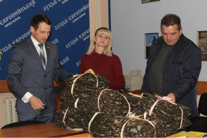 Депутати міської ради передали учасникам АТО одяг