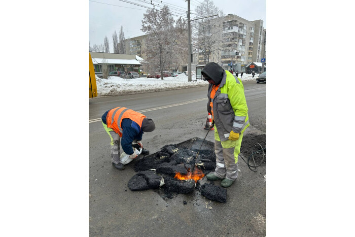 На вулицях Луцька розпочали аварійний ямковий ремонт