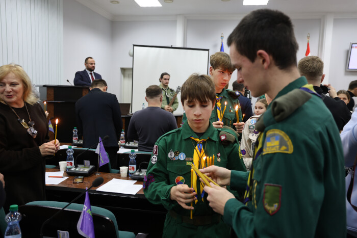 Депутатам Луцької міської ради передали Вифлеємський вогонь миру