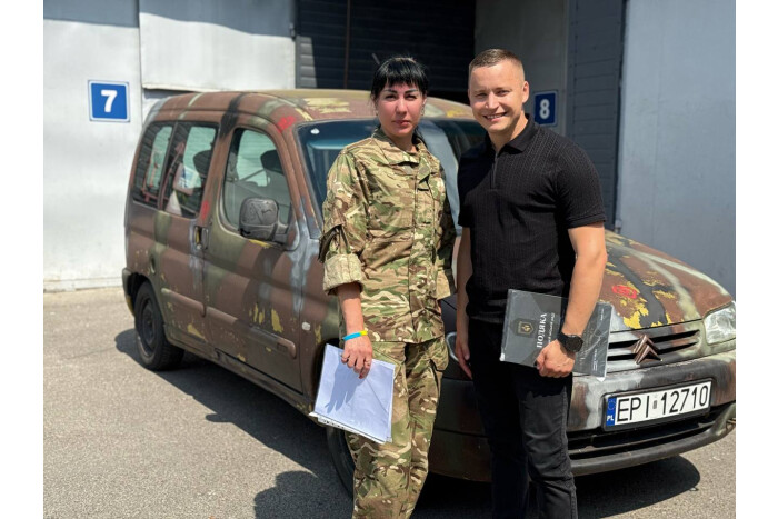 Автомобіль для евакуації поранених військовослужбовців бойовим медикам передала Луцька міська рада