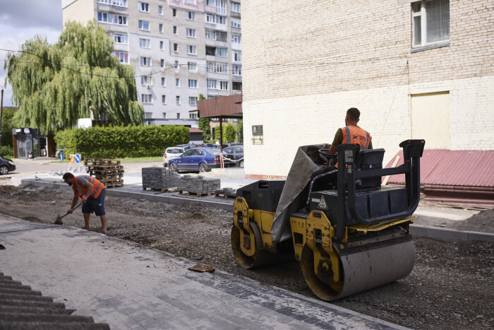 У Луцьку тривають ремонти прибудинкових територій
