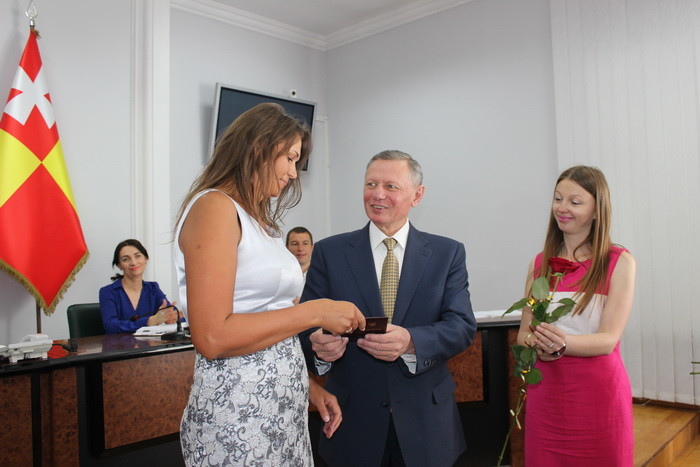 Міський голова Микола Романюк на оперативній нараді вручив лучанам відзнаки