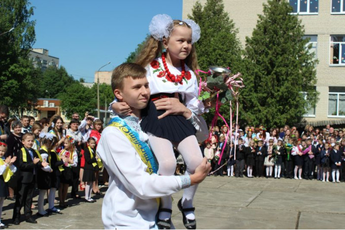 У  школах Луцька пролунав останній дзвінок