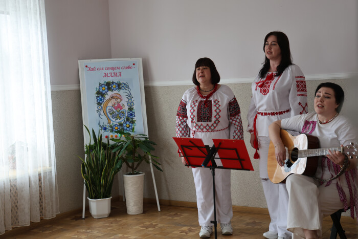У Будинку вчителя лунали вітання до Дня матері 