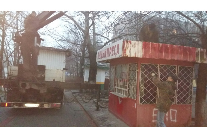 У Луцьку триває демонтаж незаконно розміщених споруд