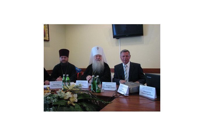 Митрополит Ніфонт та Луцький міський голова Микола Романюк вручили сім’ям сертифікати на отримання побутової техніки