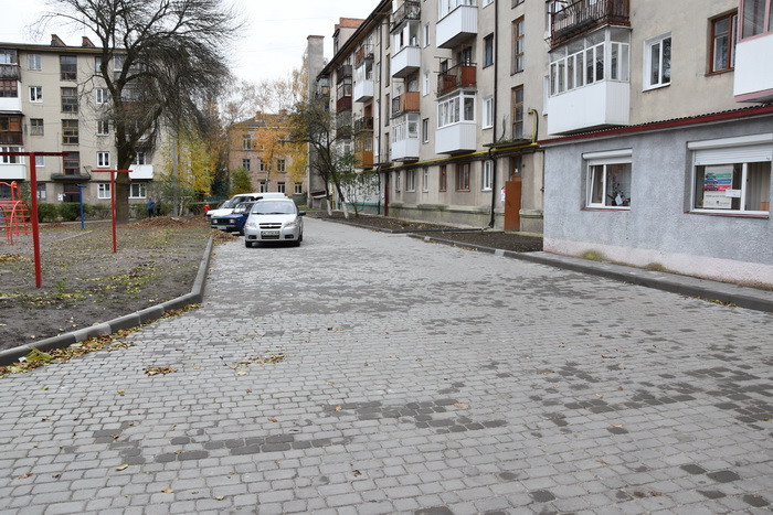 Ще дві прибудинкові території капітально відремонтували