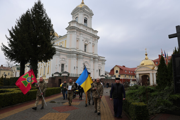 Луцька громада попрощалась із загиблим Героєм Олександром Повхом