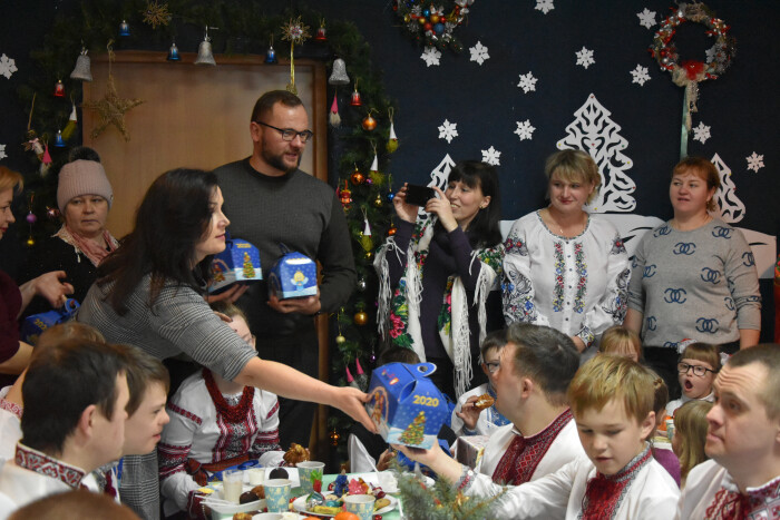 Представники міської влади завітали на новорічне свято у ВОГО “Даун-синдром”	