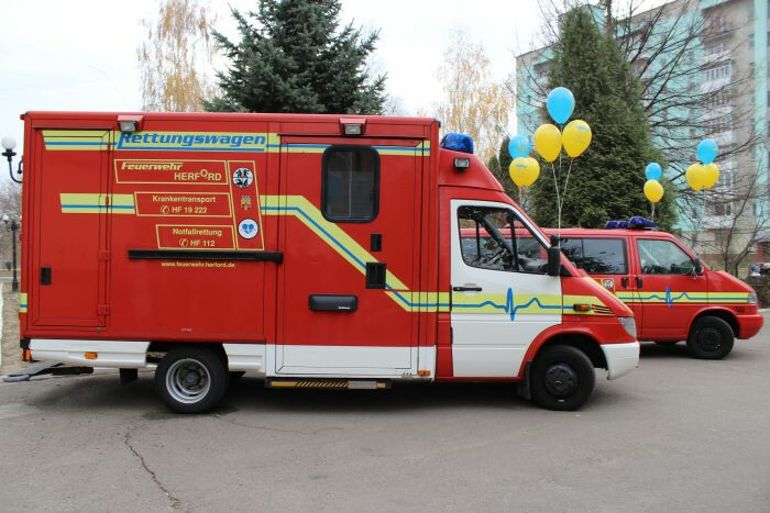 Луцький міський голова Микола Романюк передав два автомобілі швидкої допомоги міській дитячій поліклініці