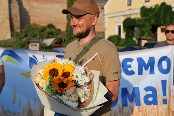 У Луцьку зі сльозами радості зустріли захисника, який понад чотири роки провів у російському полоні