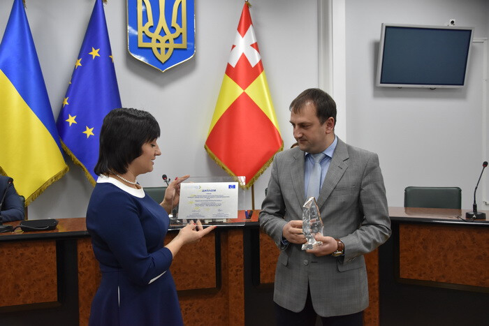 Оперативна нарада розпочалася із вручення відзнак
