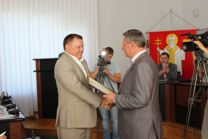 Оперативну нараду міський голова Микола Романюк розпочав із вручення нагород