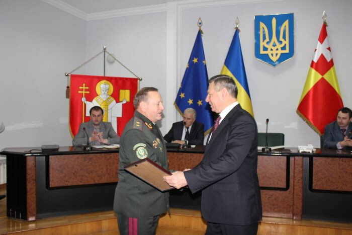 Микола Романюк нагородив Почесною грамотою генерал-лейтенанта Аркадія Яворського