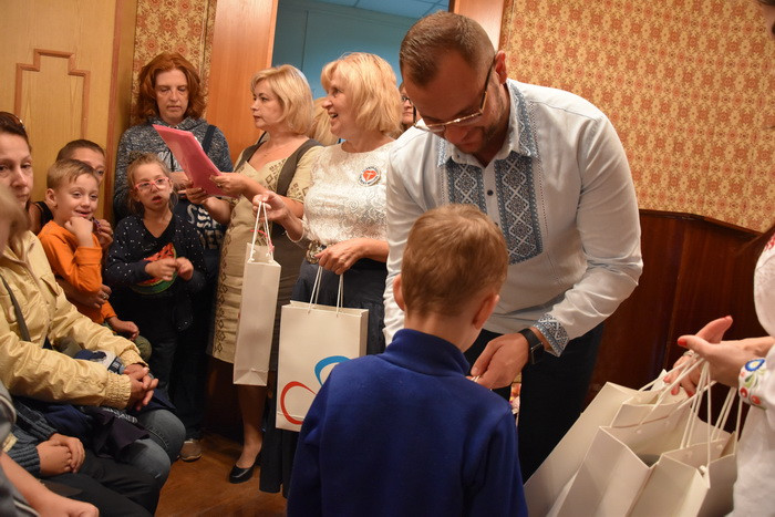 Понад сто родин, що опинилися у складних життєвих ситуаціях, отримали продуктові набори та шкільне приладдя